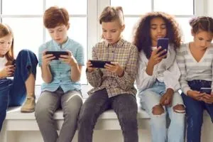 الدنمارك تحظر استخدام الأطفال دون 15 عاماً لوسائل التواصل الاجتماعي