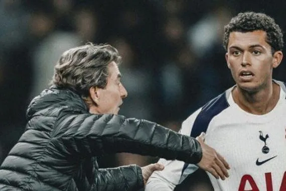 التسلل يحرم جونسون من الهدف الأول أمام مانشستر يونايتد