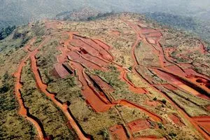 قصة أكبر منجم حديد في العالم تحتضنه أفريقيا 75 من ملكيته للصين