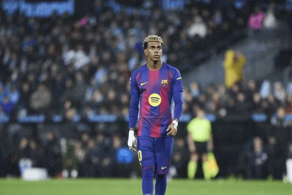 لامين ينقلب على فليك انتقاد لاذع للتكتيك امام سيلتا فيغو