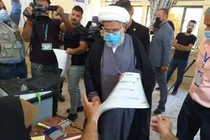 الشيخ عبد المهدي الكربلائي يدلي بصوته في الانتخابات البرلمانية