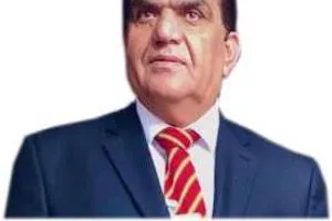 يسمي نفسه الموسوعي  مجيد السامرائي