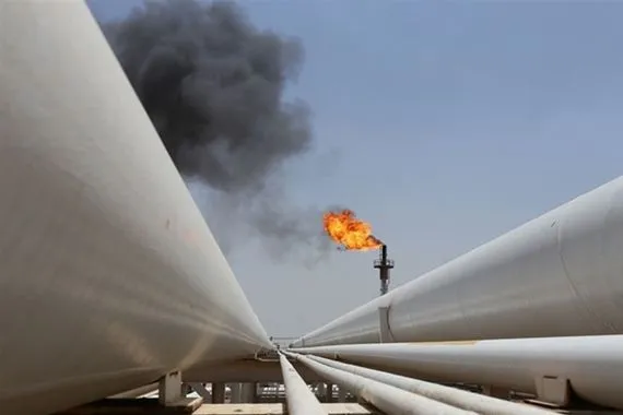 عالميا تراجع أسعار النفط بضغط من ارتفاع المخزونات الأمريكية