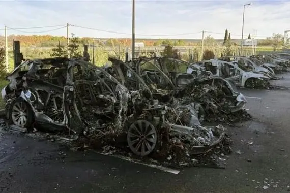 فرنسا النيران تلتهم 20 سيارة تسلا بمرآب وكالة لبيع السيارات