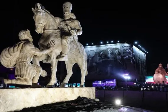 افتتاح تمثال الملك شابور الفارسي يثير الجدل في إيران ما القصة