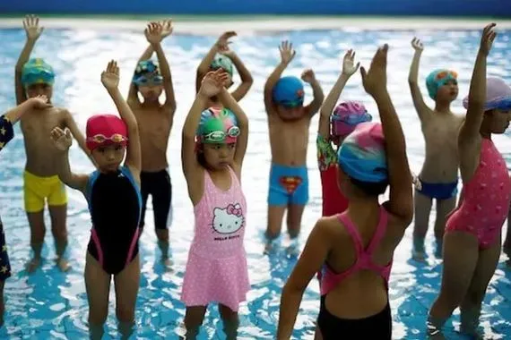 الصين حظر الهواتف وتقليل الواجبات المنزلية لحماية نفسية الطلاب