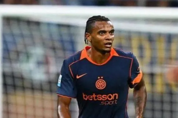 أكانجي يكشف موقفه من العودة إلى مانشستر سيتي