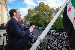 اشادة بريطانية بانضمام سوريا للتحالف مع إعادة فتح سفارتها في لندن