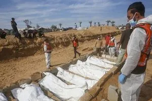 عشرات القتلى والمصابين بغارات إسرائيلية على غزة