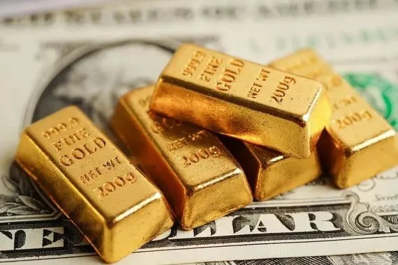 أسعار الذهب تهبط تاثرا بقوة الدولار