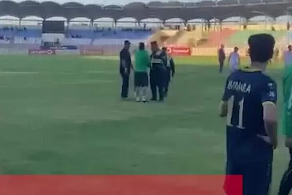 إصابة لاعب بسكين وآخر بكسر بالأنف جماهير الرمادي تعتدي على لاعبي نادي الحسين