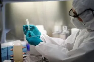 عالم روسي يكشف مفاجأة ساعدت البشر على مواجهة كورونا