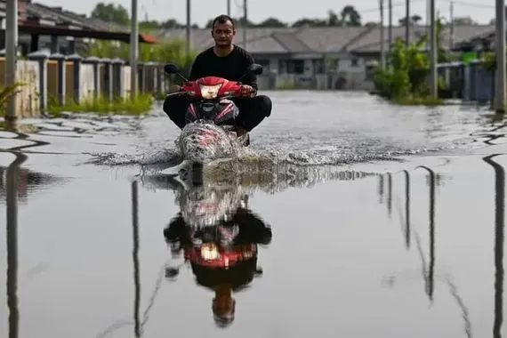 الفيضانات تحاصر ألف سائح في تايلاند