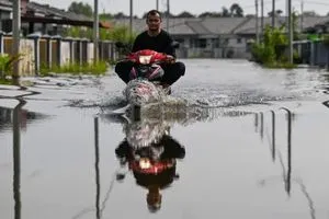 الفيضانات تحاصر ألف سائح في تايلاند