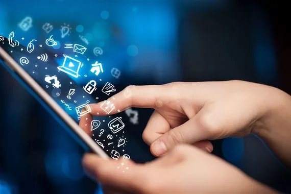 سوء استخدام مواقع التواصل الاجتماعي محتوى مسيء وسباق للترند على حساب الذوق العام