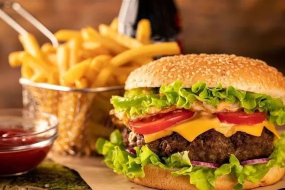 5 فوائد صحية للابتعاد عن الوجبات السريعة