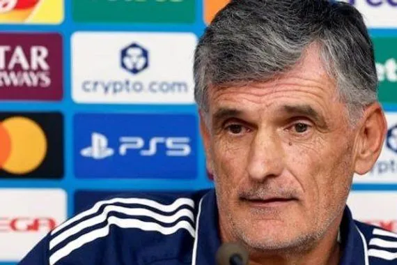 مدرب أولمبياكوس يسخر من مبابي قبل المواجهة المنتظرة