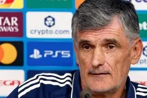 مدرب أولمبياكوس يسخر من مبابي قبل المواجهة المنتظرة