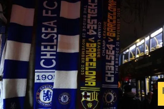 الجماهير تتوافد على ملعب ستامفورد بريدج قبل قمة برشلونة و تشيلسي