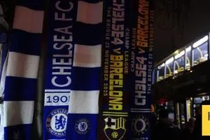 الجماهير تتوافد على ملعب ستامفورد بريدج قبل قمة برشلونة و تشيلسي