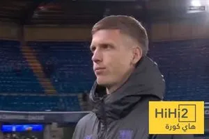 صور لاعبو برشلونة يتفقدون أرضية ملعب ستامفورد بريدج