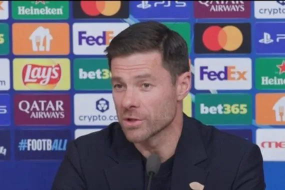 هل اللاعبين يملكون القدرة على الإطاحة بالمدرب ألونسو يرد