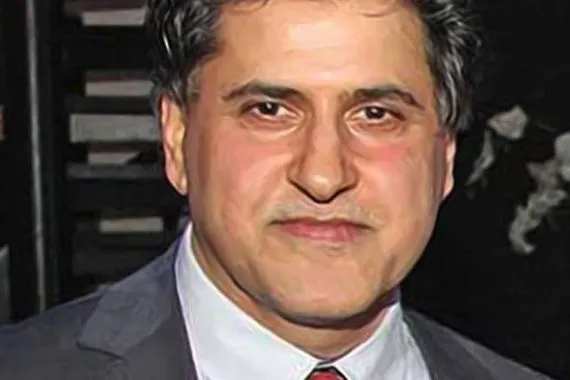 مجتمع استعراضي على خشبة المنصات عدنان أبوزيد