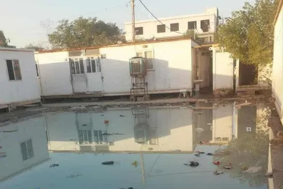 كرفانات بالية وانتشار للأمراض والفايروسات مدرسة العليم بالمحمودية تكشف فضائح الفساد بوزارة التربية