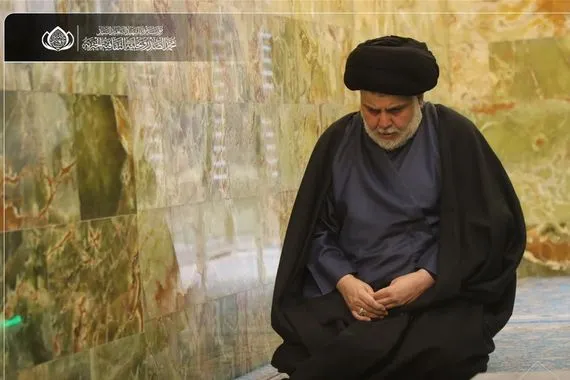 بالصور السيد الصدر يزور مرقد والده في النجف