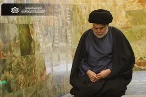 بالصور السيد الصدر يزور مرقد والده في النجف