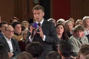 فرنسا تعتزم حظر الهواتف المحمولة داخل المعاهد