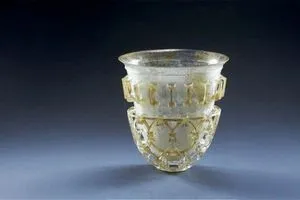 كشف علمي يحل لغز النقوش الغريبة على الزجاج الروماني