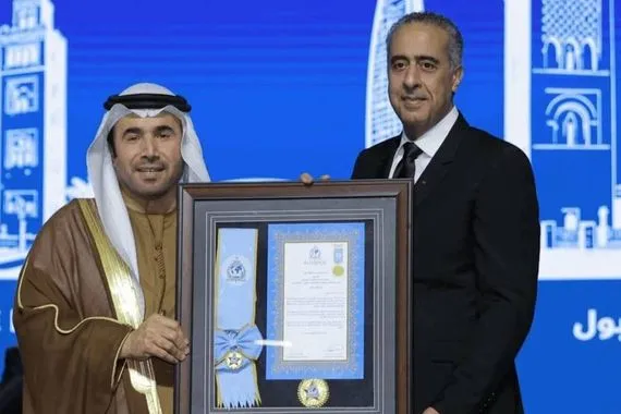 الأنتربول يوشح مدير الامن المغربي بأرفع أوسمته