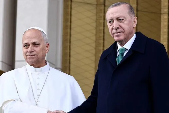 اردوغان يستقبل بابا الفاتيكان في تركيا بأنشودة طلع البدر علينا