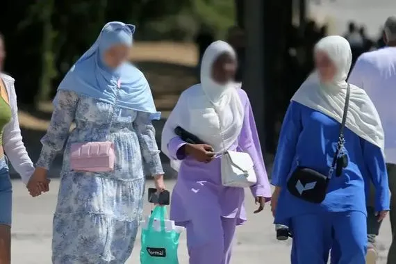 وزير الداخلية الفرنسي يعارض حظر حجاب القاصرات خطوة قد تصم المسلمين شفق نيوز