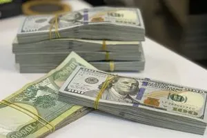 الدولار يواصل الارتفاع في بغداد تجاوز البيع 143 ألف دينار لكل مئة دولار