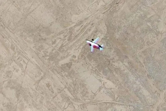 النقل توضح لا طائرة جاثمة في صحراء السماوة والصور خداع بصري فضائي