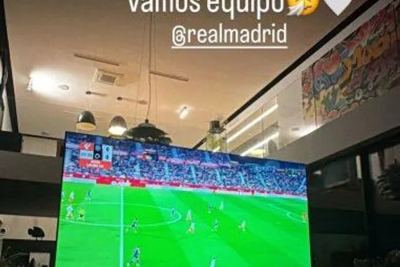 صورة أسينسيو يتابع مباراة الريال وجيرونا من المنزل