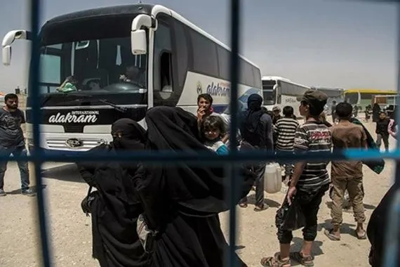 بضغط أمريكي الجولاني يستأنف نقل أسر داعش من مخيم الهول إلى مخيم الجدعة