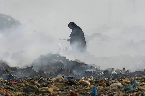 السوداني يوجه بمعالجة تلوث الهواء وتشديد مكافحة الحرق العشوائي للنفايات