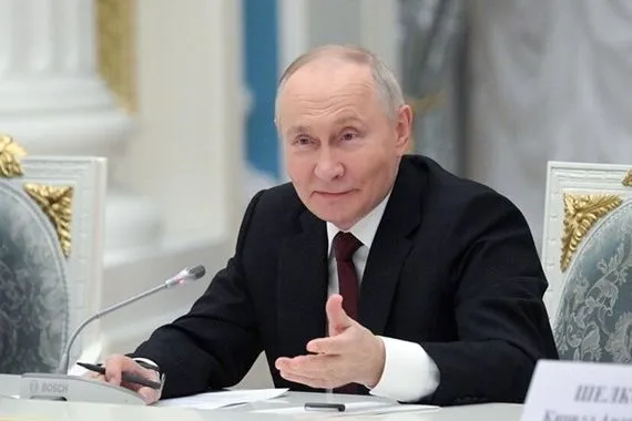 بوتين سلطات كييف مشغولة بالتسول للحصول على المال