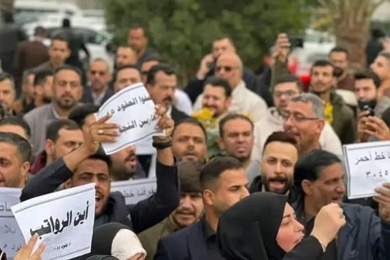 النجف الأشرف إداريو 3045 يغلقون مبنى ديوان المحافظة للمطالبة برواتبهم