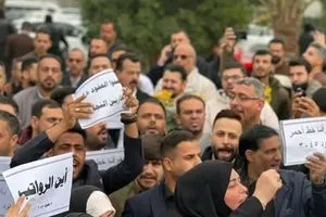 النجف الأشرف إداريو 3045 يغلقون مبنى ديوان المحافظة للمطالبة برواتبهم