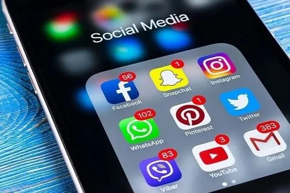 قانوني مراقبة واسعة لوسائل التواصل وتحرك عبر الإنتربول لملاحقة المطلوبين