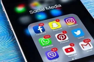 قانوني مراقبة واسعة لوسائل التواصل وتحرك عبر الإنتربول لملاحقة المطلوبين