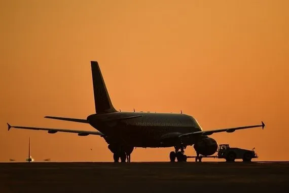 الولايات المتحدة تطلب من فنزويلا استئناف رحلات الطيران للمهاجرين