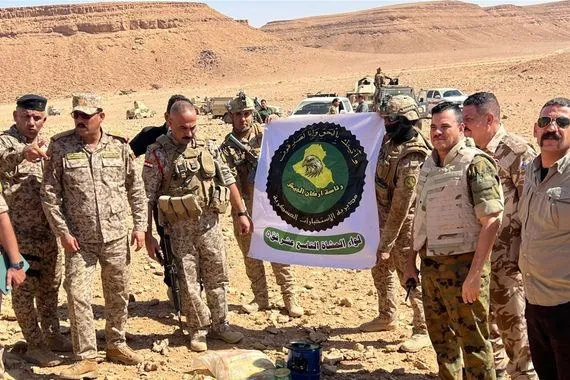 الاستخبارات العسكرية تداهم جحرا لداعش وتضبط أسلحة واعتدة بداخله في صحراء الأنبار