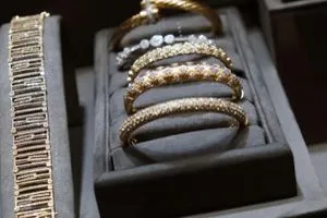 الذهب يتراجع 1 وسط جني أرباح وارتفاع عوائد سندات الخزانة الأميركية