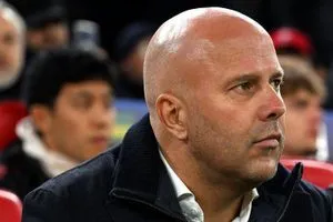 سلوت يعلق على إساءة الجماهير له