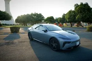 دونغفنغ 007 سيارة تُعيد تعريف الذكاء على الطرق لكنها لا تخلو من التناقضات